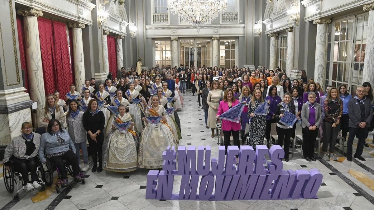 Asistentes a la inauguración del Foro Mujer y Deporte en el Salón de Cristal del Ayuntamiento de Valencia