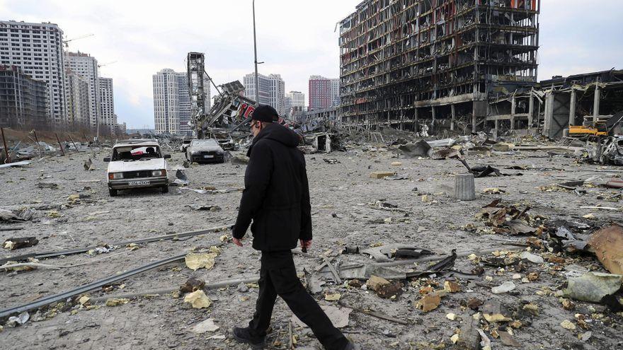 Un hombre pasea por delante de un centro comercial bombardeado en Kiev.