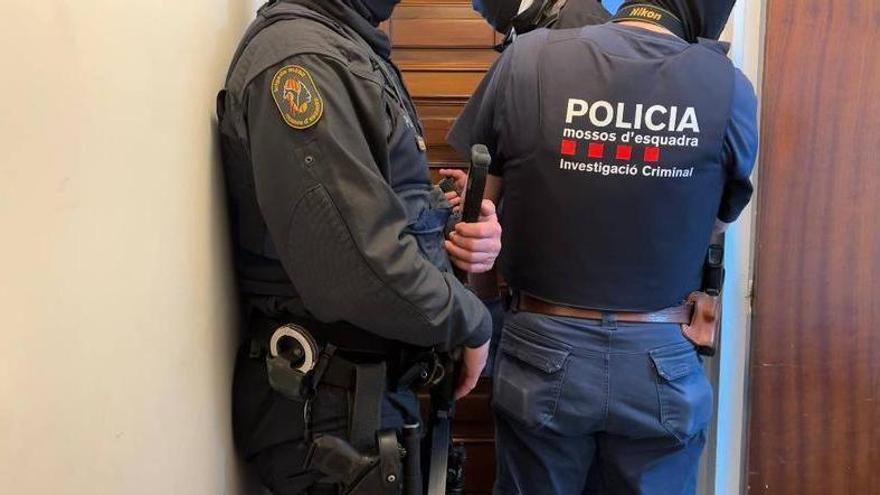 Roben la bossa de mà a una dona d'Igualada, li prenen els diners i entren a casa seva a robar-li joies