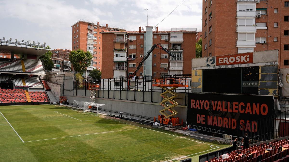 ¡Así está el césped del estadio de Vallecas!