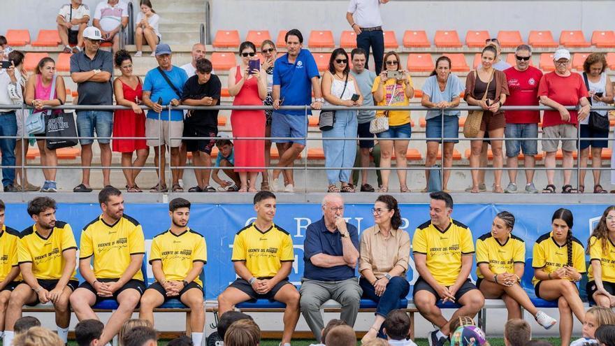 Vicente del Bosque visita su campus de verano en Estepona