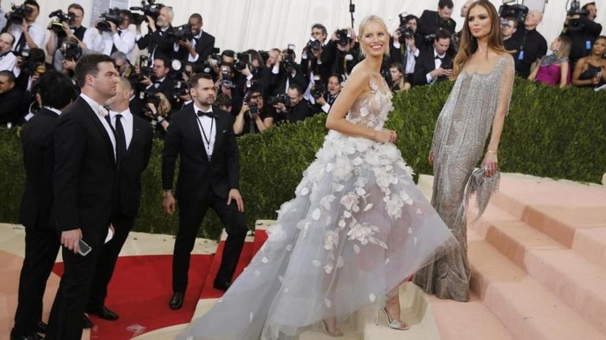 Los vestidos de Claire Danes y Karolina Kurkova encienden la gala del MET