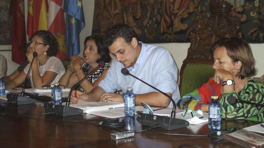 Concejales del equipo de Gobierno socialista durante el último pleno ordinario del Ayuntamiento. Foto