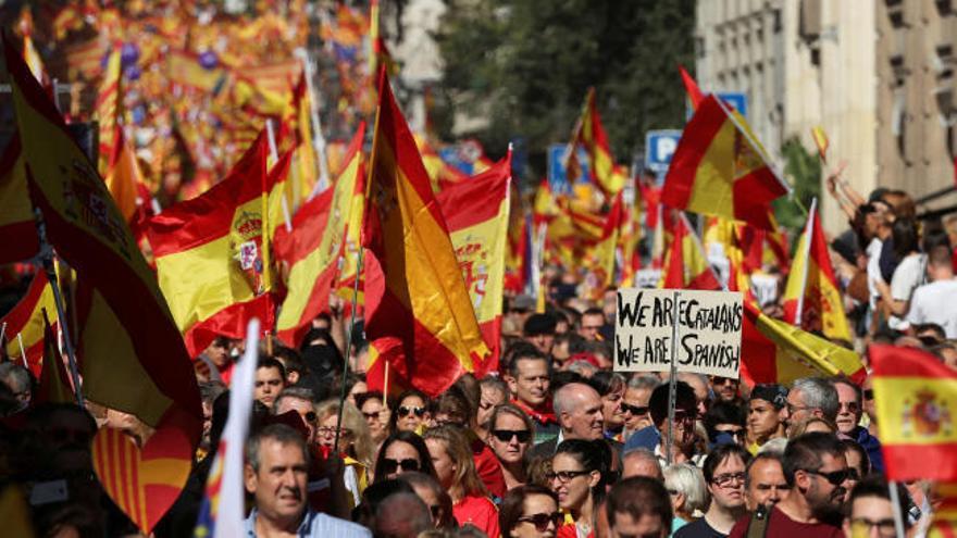 Los manifestantes por la unidad de España homenajean a la Policía