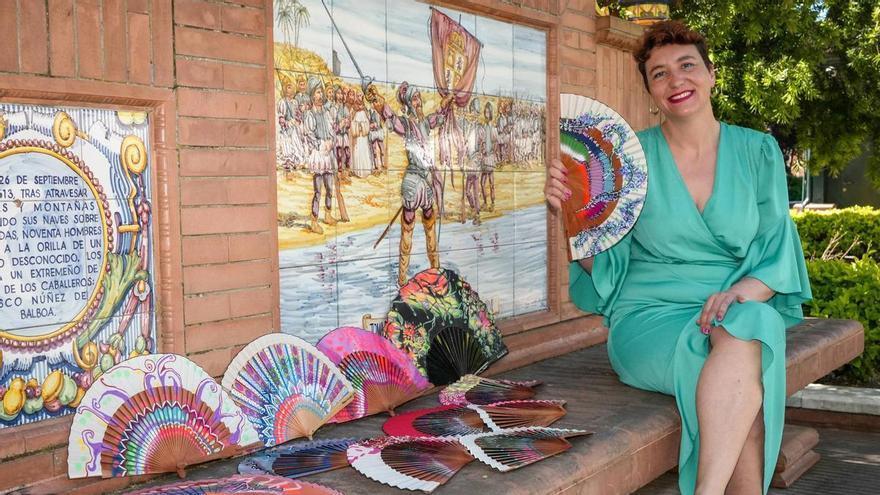 Candelas Villa llena Badajoz de arte y color con su taller de pintura de abanicos