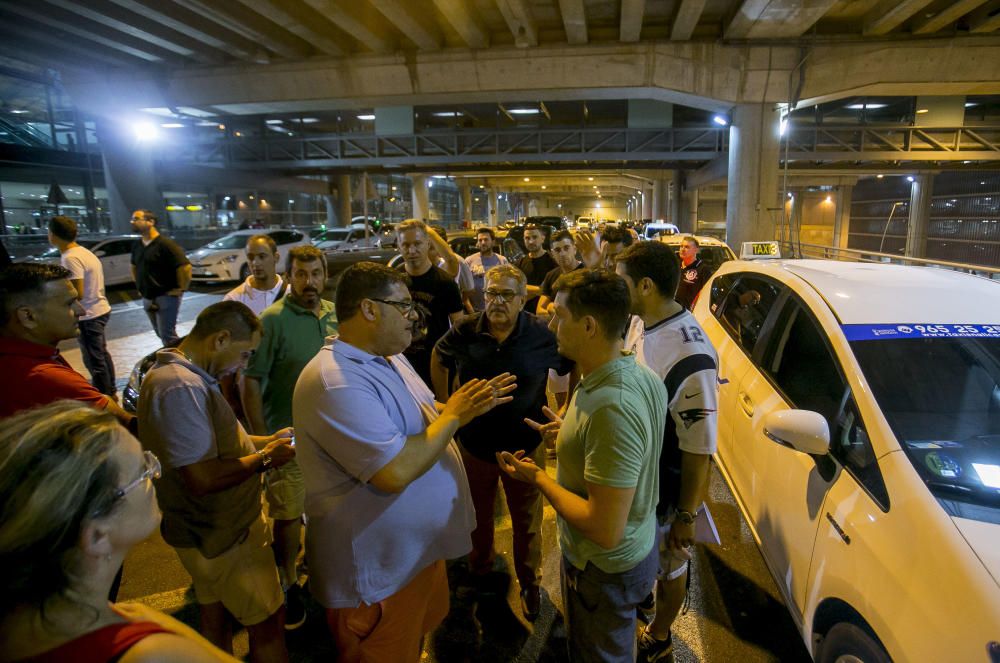 La huelga indefinida continúa: turistas cargados de maletas sin taxi en Alicante.