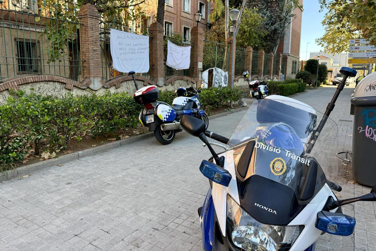 Motos de la Policía Municipal de Sabadell ante el antiguo cuartel de la Guardia Civil, desalojado este martes por la mañana