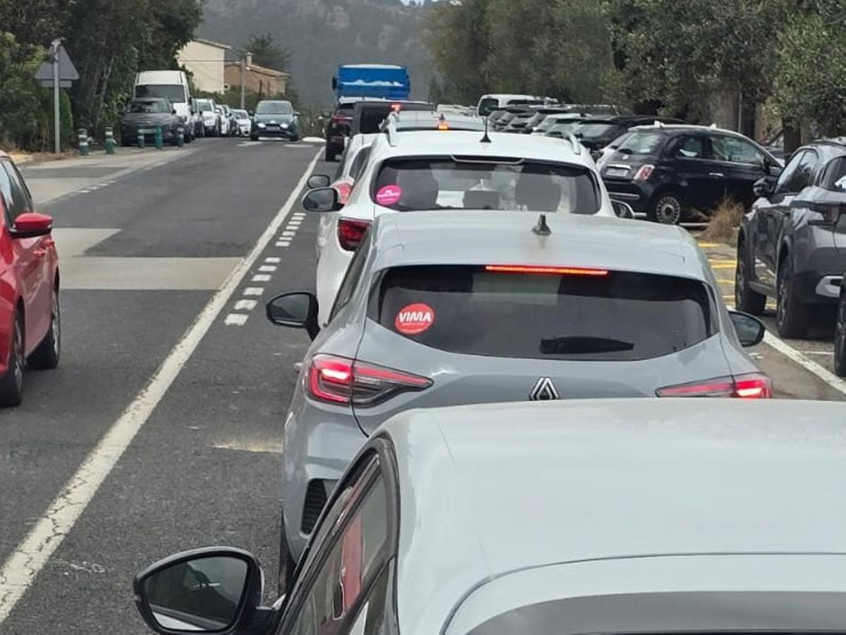 Colas de coches en la carretera del desvío de Sóller.