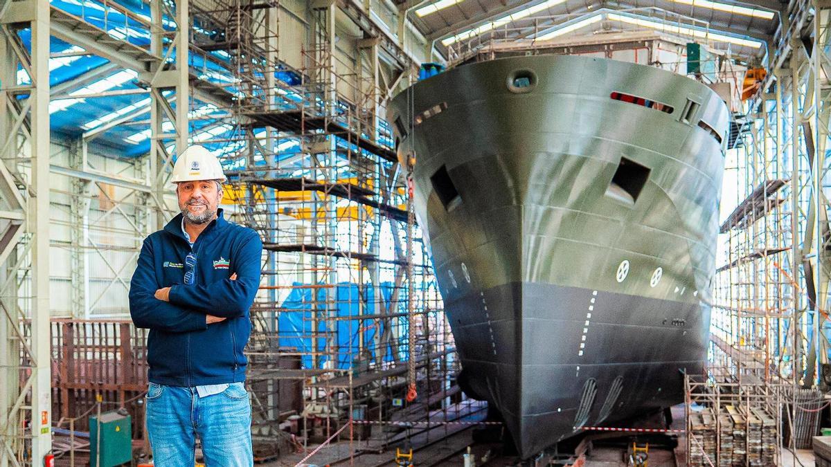 Santiago Martín, director de Armón Vigo, con el primer buque para la Armada de Suecia a sus espaldas.