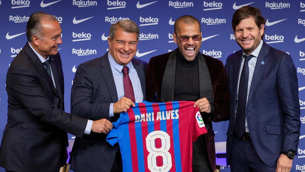 Yuste, Laporta, Dani Alves y Alemany durante el acto de presentación del brasileño como jugador del FC Barcelona para la temporada 2021/22