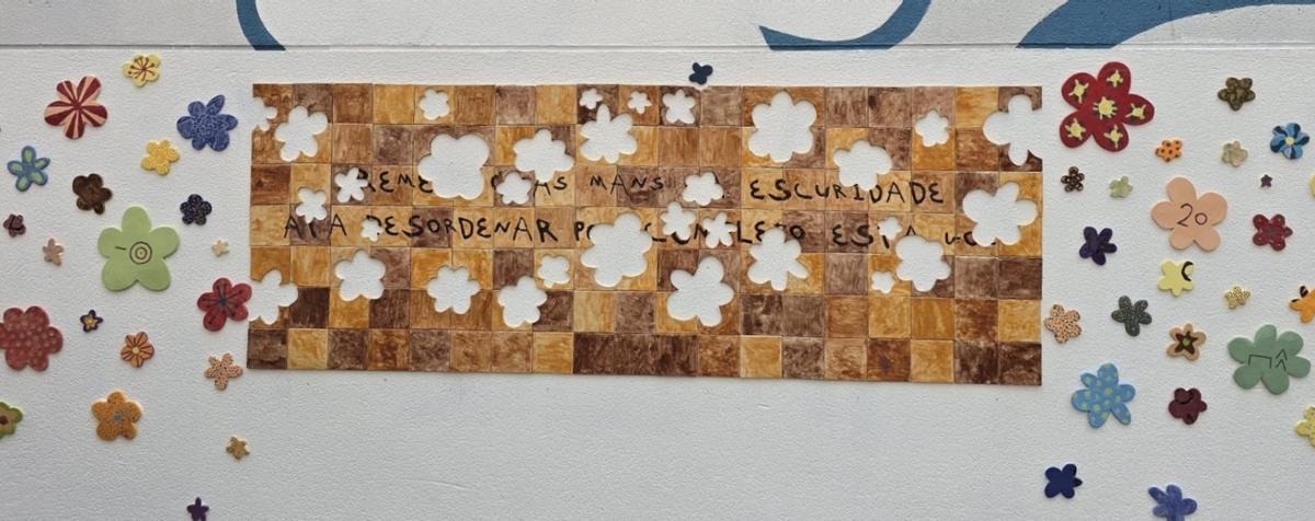 Mural «Falar poema», realizado por el poeta Ismael Ramos y APAMP con motivo del Día Mundial de la Poesía.