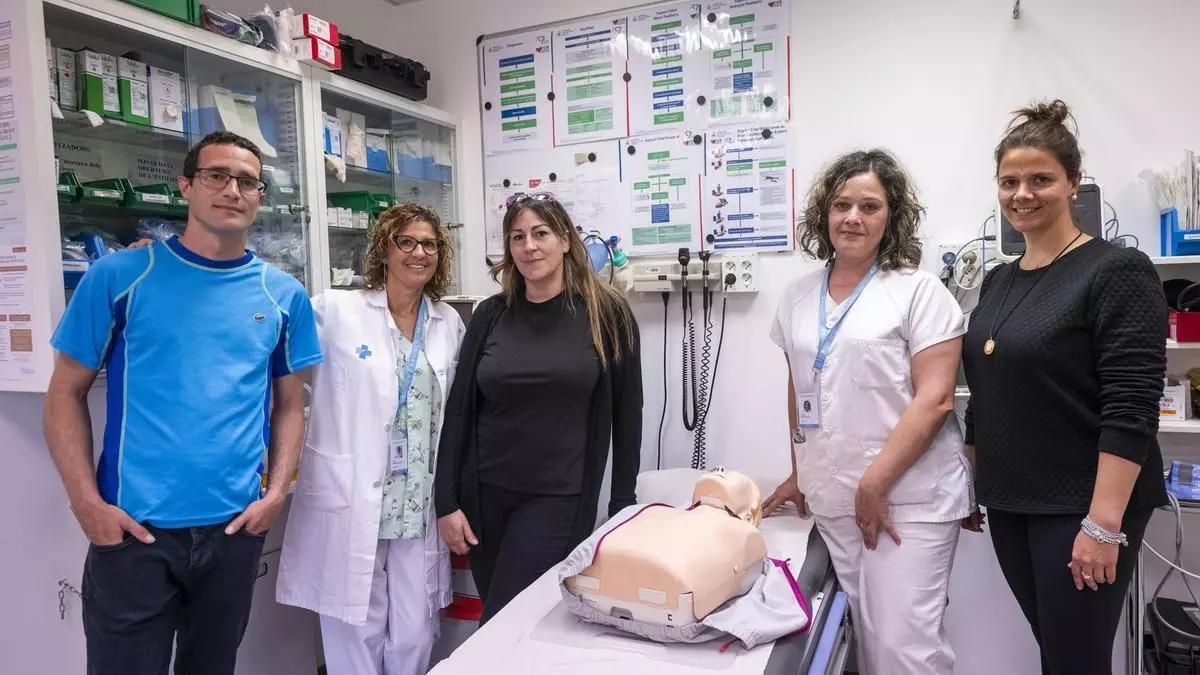De izquierda a derecha, Jordi Amate, Núria Solanas, Glòria Melero, Cristina Benardo y Núria Bonet, esta semana en el CAP de Cardona / Marta Pich.