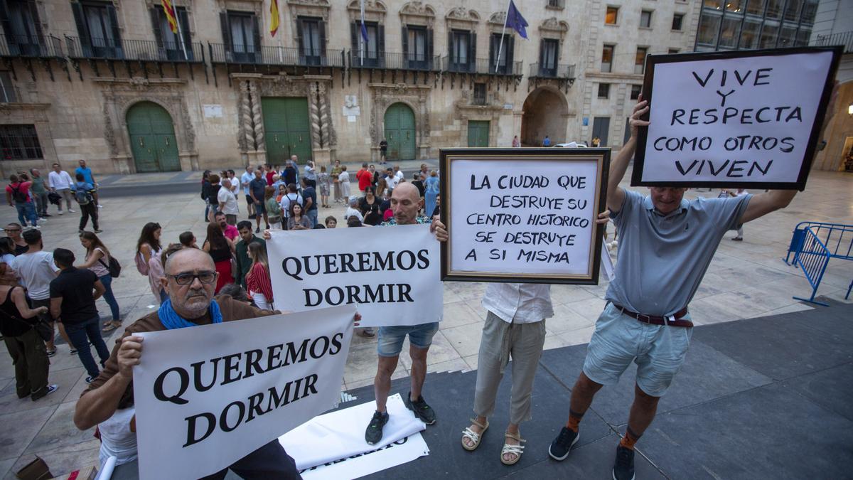 Los vecinos del Casco Antiguo protestan por el ruido frente al ayuntamiento, el pasado septiembre.