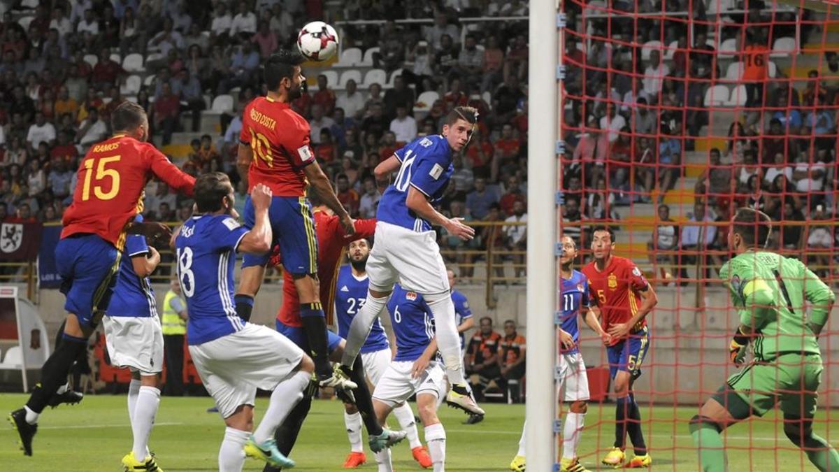 Diego Costa celebra su primer gol en el partido del Reyno De León