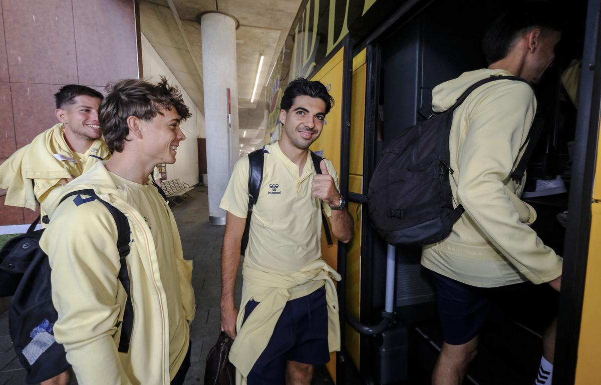 Aficionados reciben a la UD Las Palmas en el aeropuerto tras sellar el playoff
