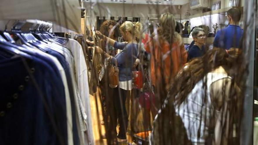 El comercio céntrico de Alzira enciende por la noche las ventas