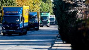 Varios camiones circulan por una carretera