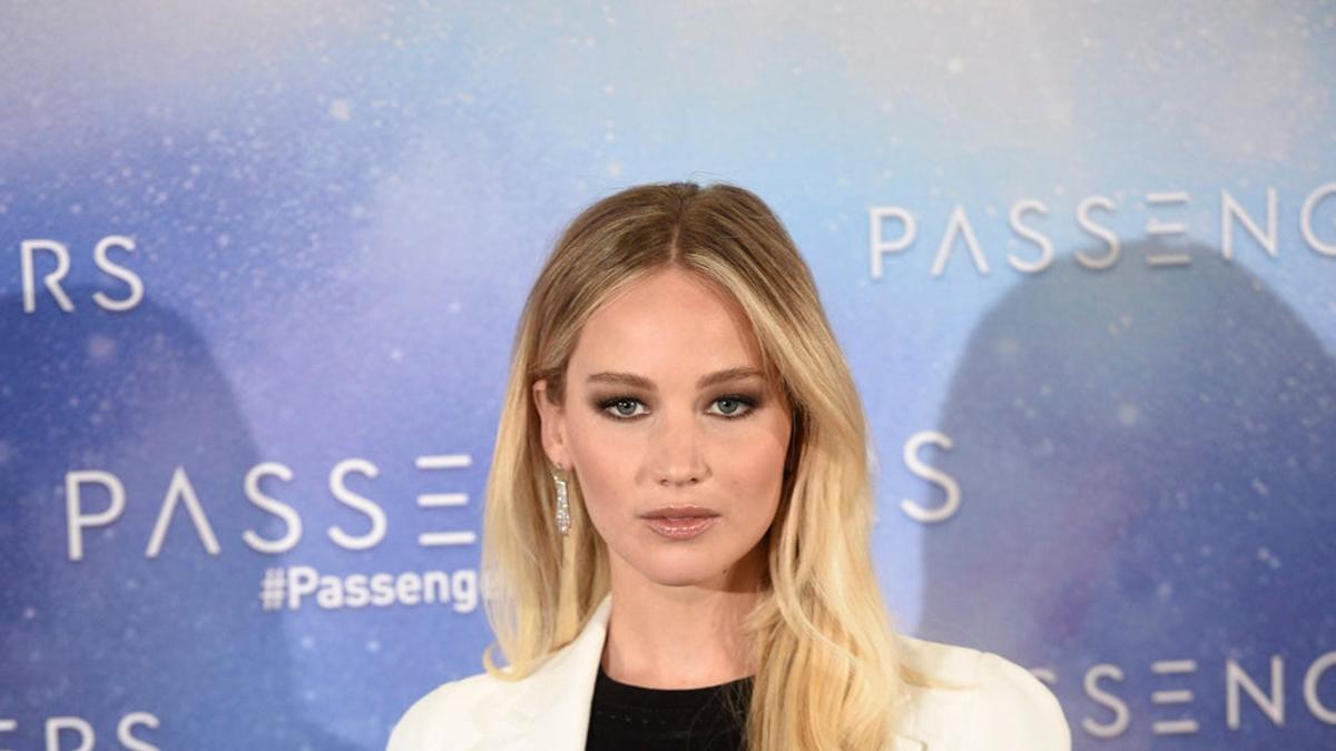 Jennifer Lawrence con traje blanco en Madrid