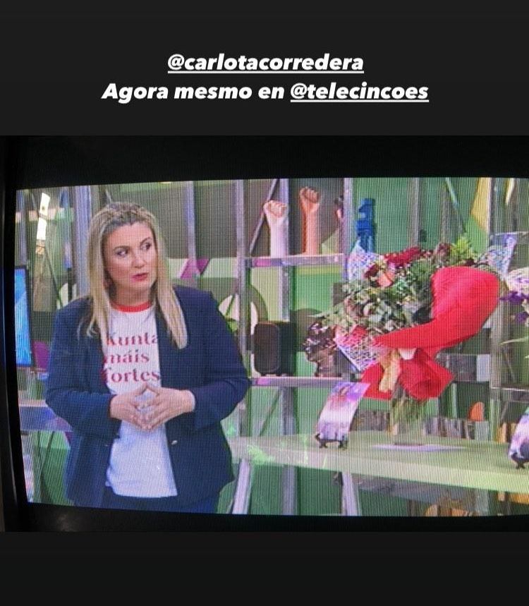 Storie de Instagram de Brétemas mostrando a Carlota Corredera con su camiseta.