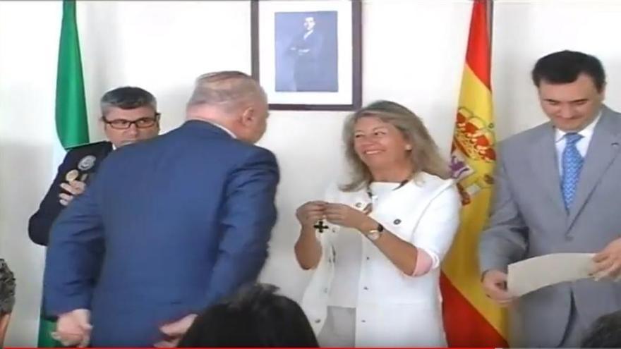 La alcaldesa de Marbella, Ángeles Muñoz, impone la medalla al excomisario Villarejo en 2014.