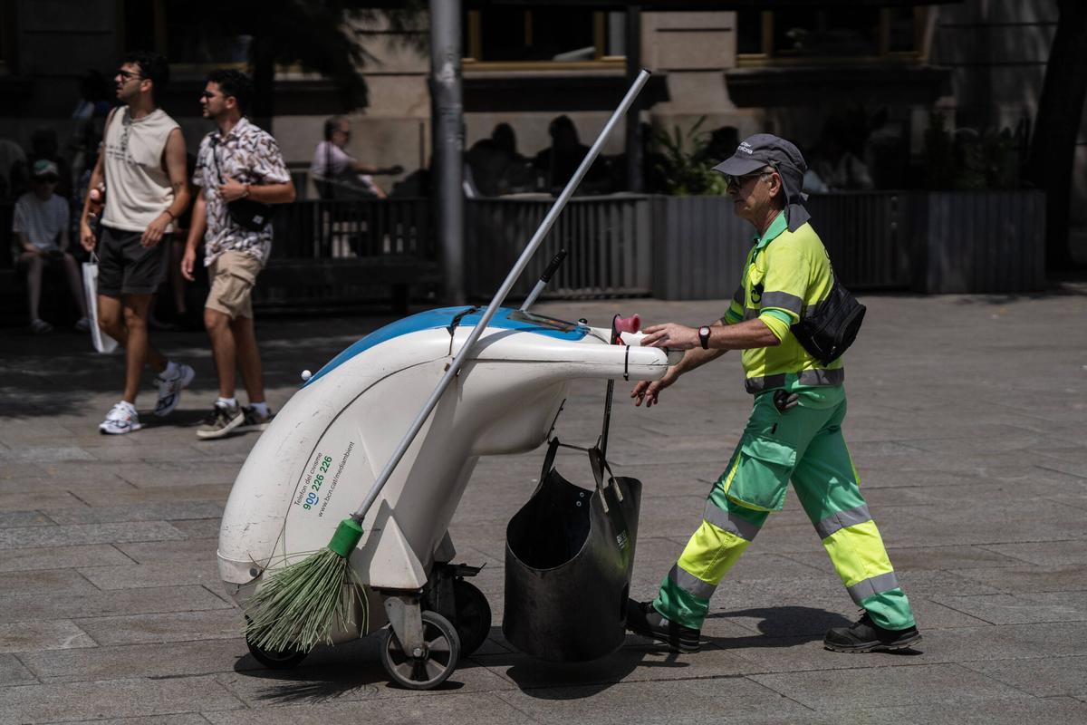Un empleado de la limpieza en Barcelona, el verano pasado.