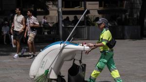 BARCELONA 06/08/2025 Sociedad. Un operario del servicio de limpieza trabaja bajo el sol en plena ola de calor en Barcelona, una de las profesiones más expuestas a las altas temperaturas durante los meses de verano. FOTO de ZOWY VOETEN