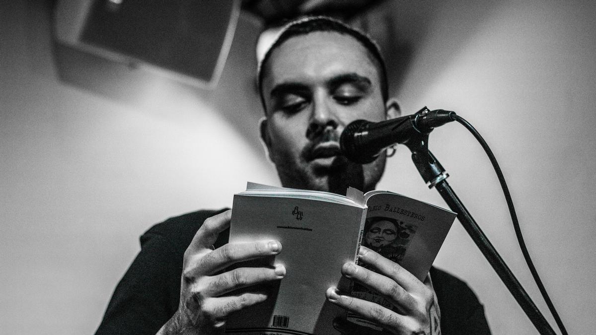 Pablo Ballesteros recita un poema de su libro 'No funciona nada (Un homenaje a Robe Iniesta)' en una reunión de los 'Lunes Literarios'.