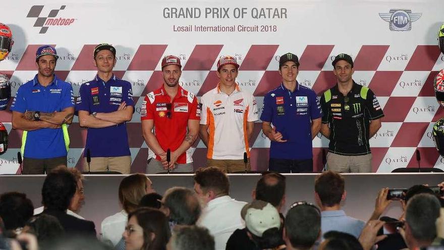 Iannone, Rossi, Divizioso, Márquez, Viñales y Zarco, ayer en la rueda de prensa en Losail. // Reuters