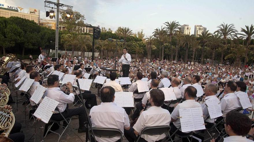 La Banda Municipal  interpreta los pasodobles dedicados a las Falleras Mayores de Valencia