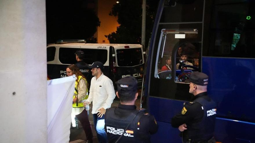 Una veintena de viajeros de los trenes siniestrados en Toledo llegan en autobús a Córdoba y reciben atención de Cruz Roja