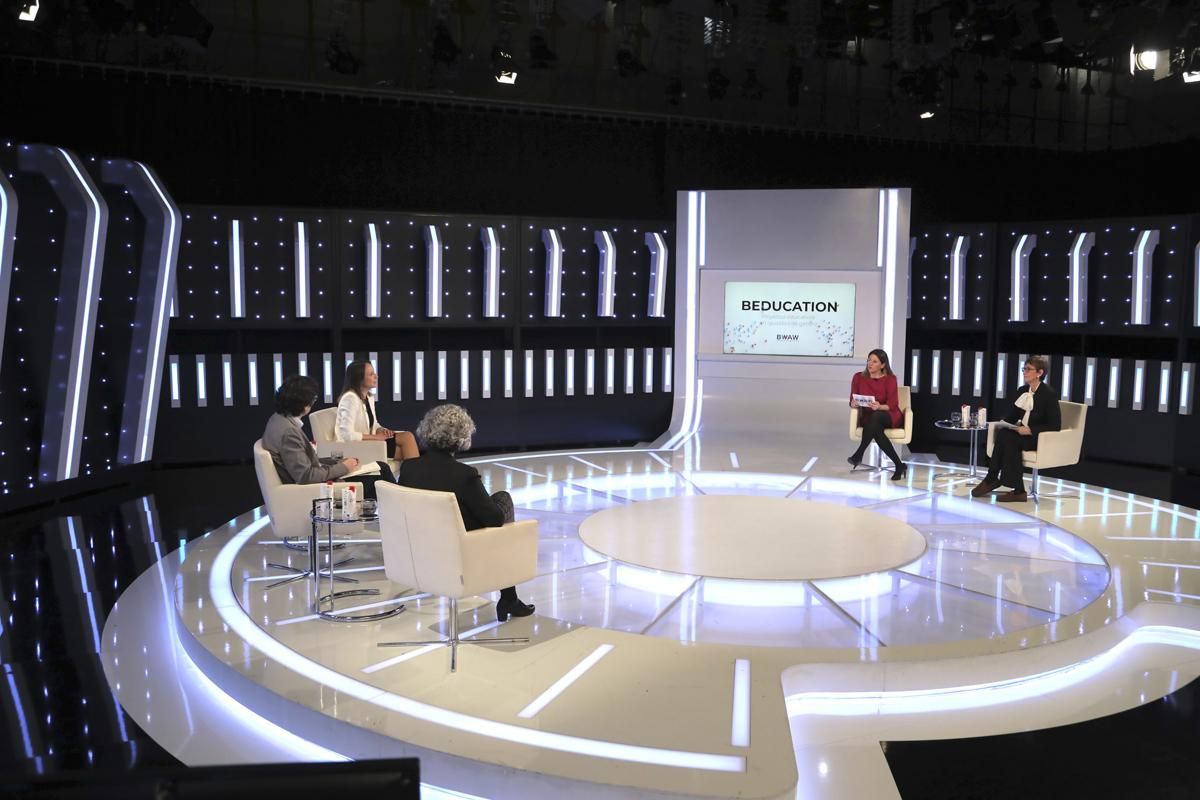 Blanca Sorigué, Directora General, ZONA FRANCA DE BARCELONA, Eugenia Bieto, Cristina Fabregat, Josep Maria Martorell y Carolina Pecharromán, moderadora y ponentes de la mesa redonda sobre "Proyectos educativos en igualdad de género"