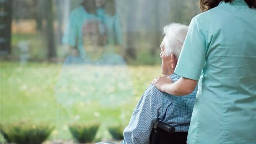 Explota tras tres años esperando una ayuda por dependencia de su madre con Alzheimer: