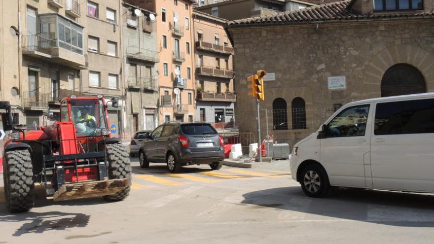 Cotxes transitant per la Via de Sant Ignasi en sentit pujada, aquest matí