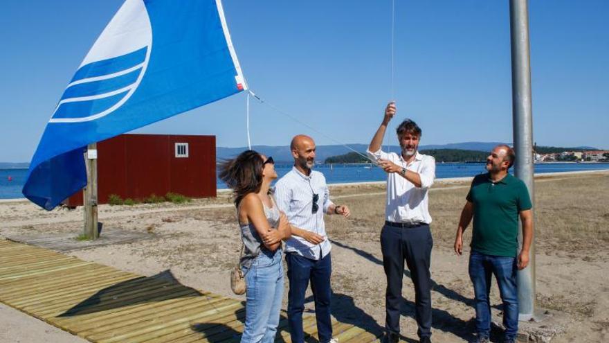 La playa de A Concha-Compostela estrena pasarelas de madera nuevas con el izado de la bandera azul