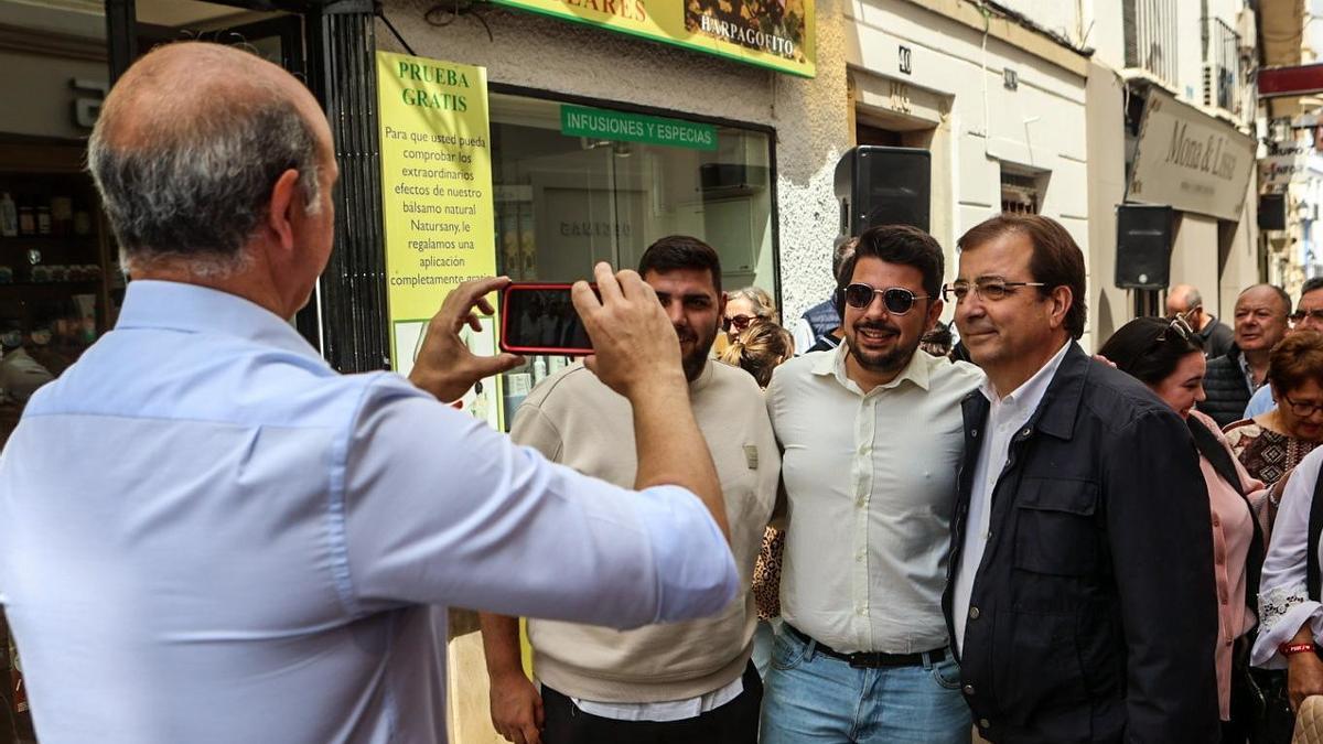 El alcalde de Zafra hace de fotógrafo para Vara y unos simpatizantes.