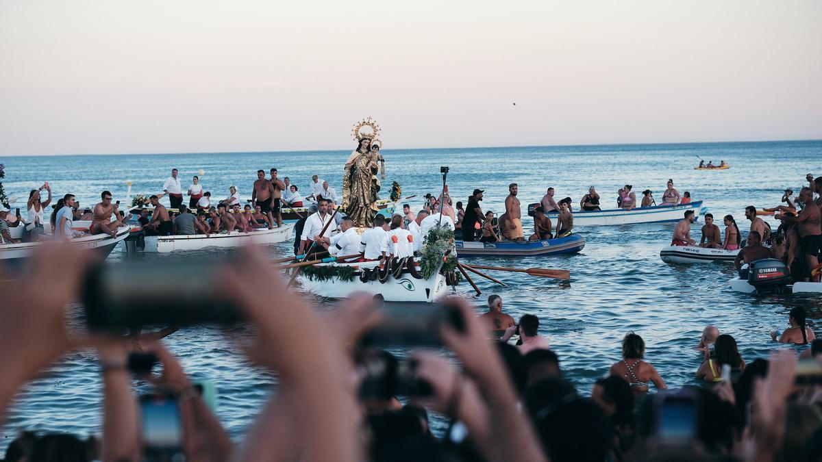 Una imagen de la procesión marítima de la Virgen del Carmen de El Palo en 2025.