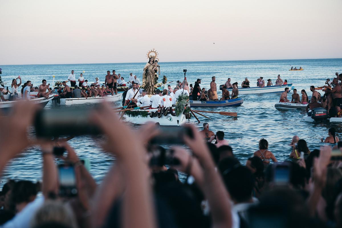 Una imagen de la procesión marítima de la Virgen del Carmen de El Palo en 2025.