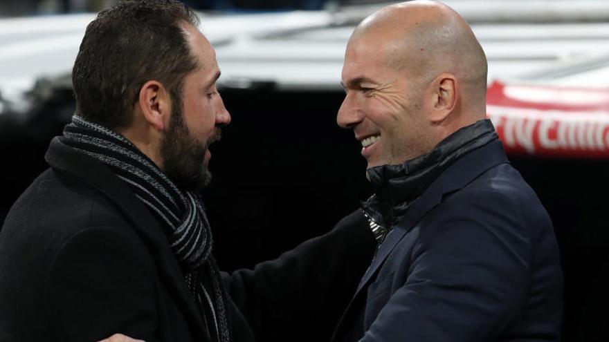 Salutació entre Machín i Zidane aquest dissabte al Bernabéu