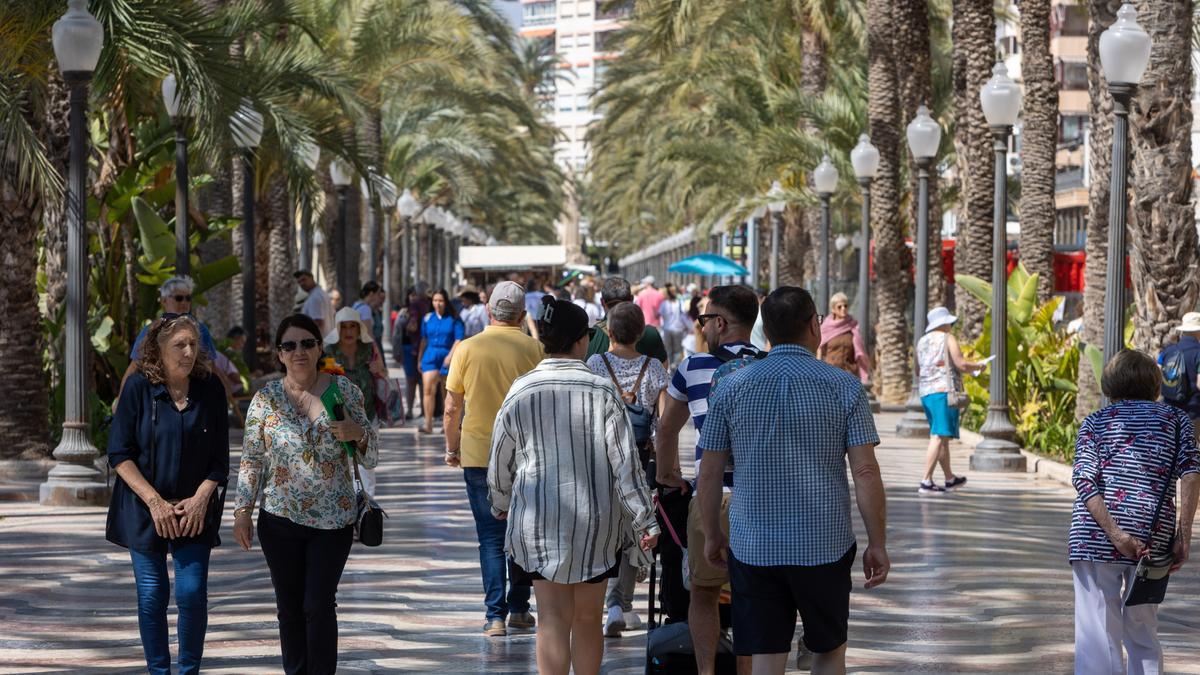 El paseo de la Explanada de Alicante atestado de personas en una imagen reciente.