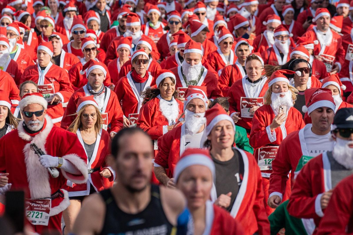 Cientos de Santa Claus corren por Barcelona en la primera Cursa del Pare Noel