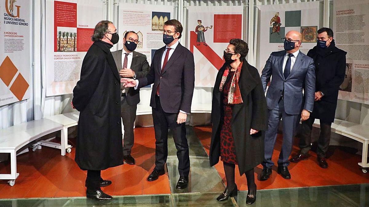 Feijóo, conversando con Antoni Rossell, comisario de la muestra, durante la inauguración. |  // XOÁN ÁLVAREZ