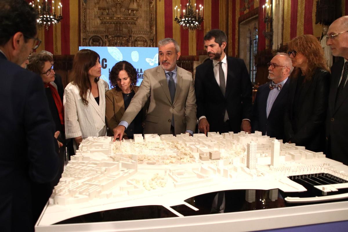 El alcalde de Barcelona, el ministro de Cultura, la consellera de Recerca i Universitats y otras autoridades, observando una maqueta de la Ciutadella del Coneixement en el Saló de Cent, en Barcelona.