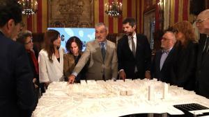 El alcalde de Barcelona, el ministro de Cultura, la consellera de Recerca i Universitats y otras autoridades, observando una maqueta de la Ciutadella del Coneixement en el Saló de Cent, en Barcelona.