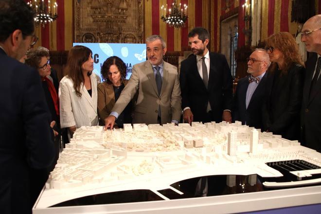 El alcalde de Barcelona, el ministro de Cultura, la consellera de Recerca i Universitats y otras autoridades, observando una maqueta de la Ciutadella del Coneixement en el Saló de Cent, en Barcelona.