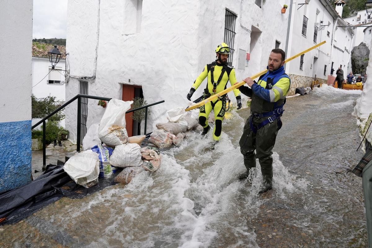 UBRIQUE (CÁDIZ), 08/02/2026.- Las calles del casco antiguo de la localidad gaditana de Ubrique siguen anegadas este domingo tras el paso de las borrascas. EFE/ Román Ríos