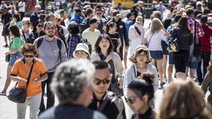 La llegada de turistas bajó en enero un 1,4% pero el gasto medio sube un 2,1%. En la foto, turistas cerca de la Sagrada Família, en Barcelona.