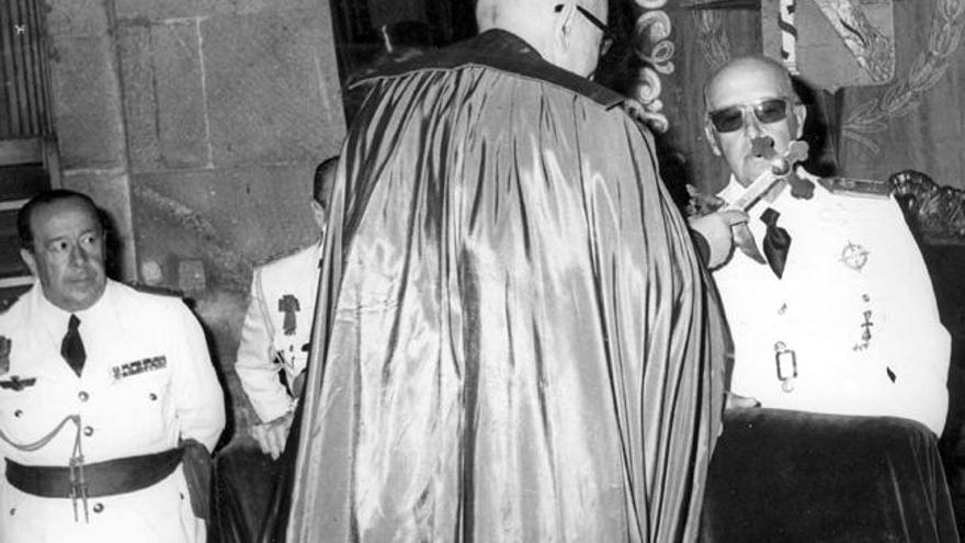 Franco, en una visita al templo de la Peregrina (1970)