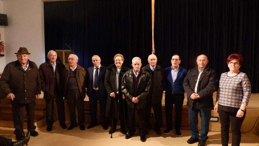 Los mineros homenajeados ayer, en el Casino de Lieres, con los &quot;Abuelos del año&quot;, Aquilina Moro y Alberto Alegre, en el centro.