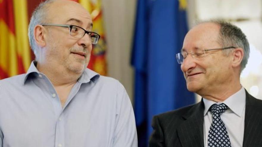 El conseller de Transparencia, Manuel Alcaraz, y el director de la agencia, Joan Llinares, en las Corts.