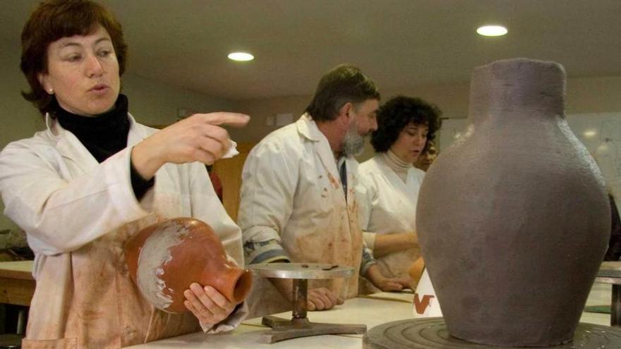 Participantes en un taller de cerámica.